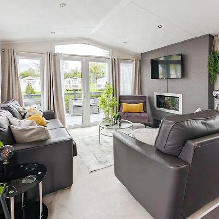 Lakewood Lodge South Cerney Esterno foto