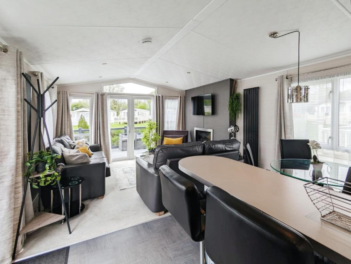 Lakewood Lodge South Cerney Esterno foto