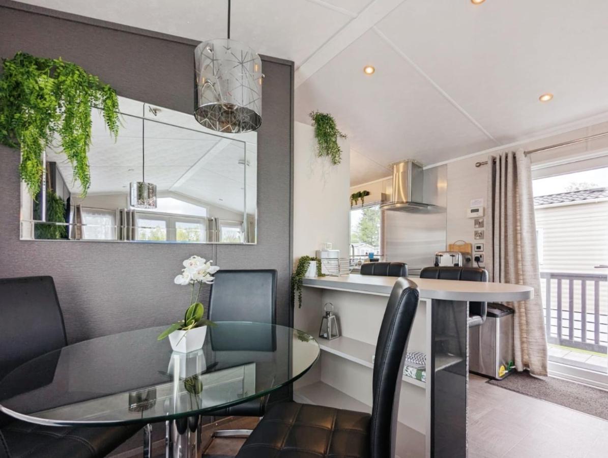 Lakewood Lodge South Cerney Esterno foto